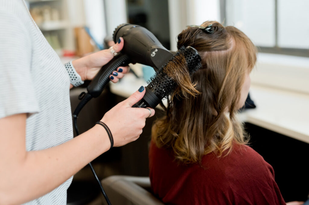 Friseur in Wandsbek. Föhnen.