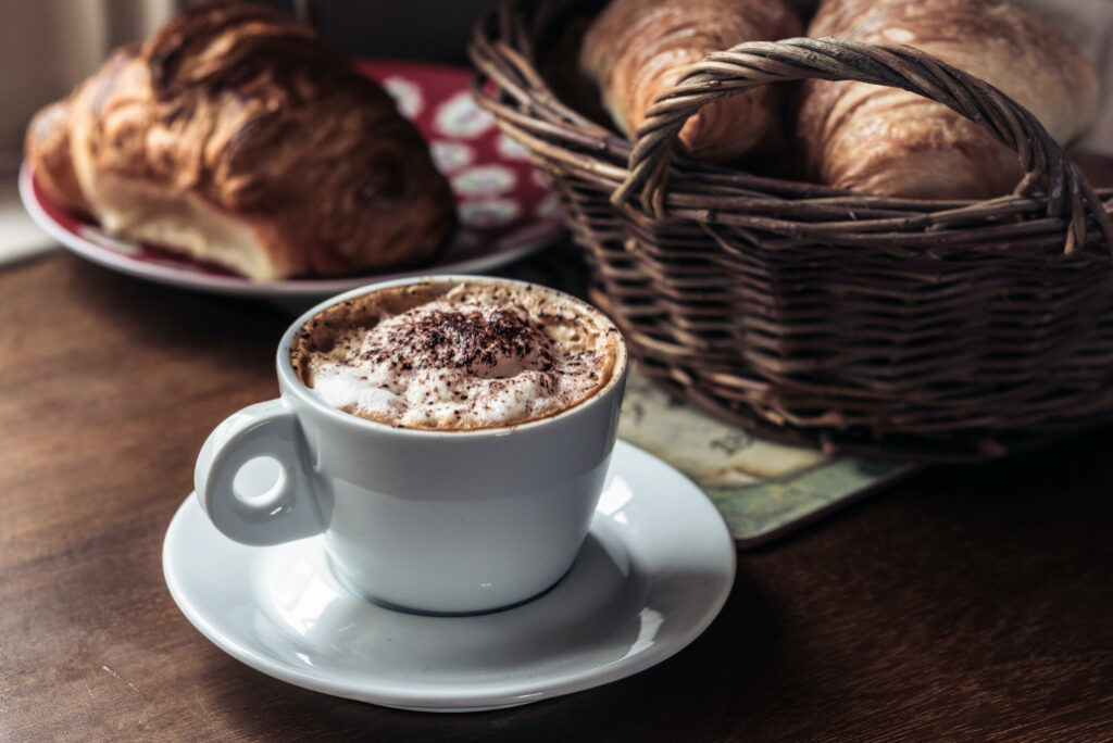 Frühstück in Eimsbüttel. Croissants und Kaffee.