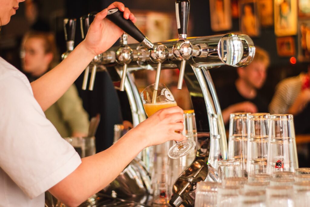 Gutbürgerliche Küche in Hamburg. Bier wird am Zapfhahn gezapft.