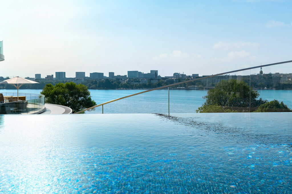 Thermen in Hamburg: Infinity Pool im The Fontenay