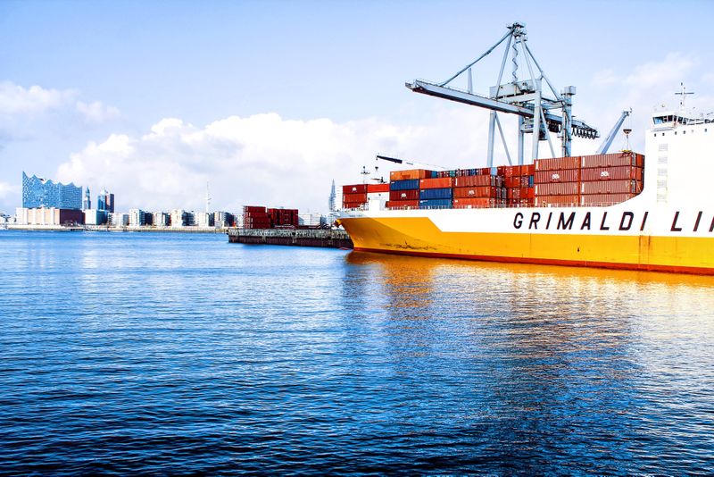 Hamburger Hafen: Ein Schiff am Kai