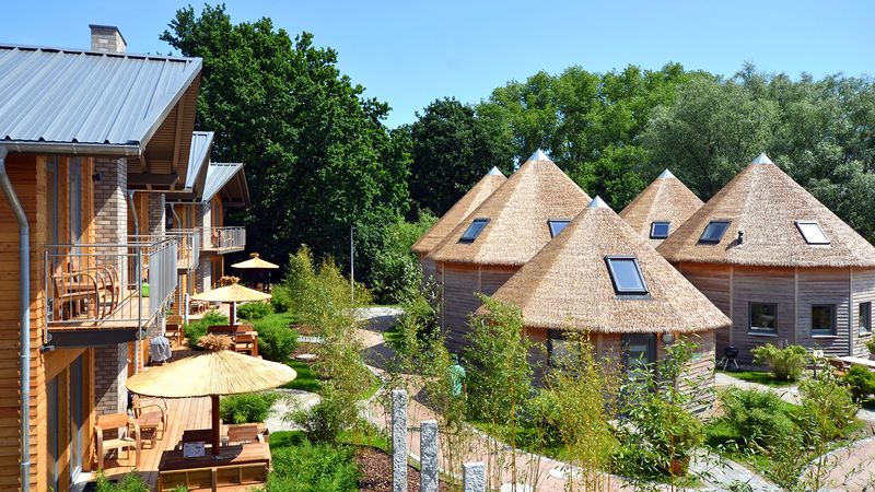 Kurztrips ab Hamburg: Blick auf die Häuser des hawaiianischen Feriendorfs Kailua Lodge an der Ostsee