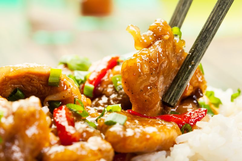 Chop Suey und Stäbchen in einem China Restaurant in Hamburg