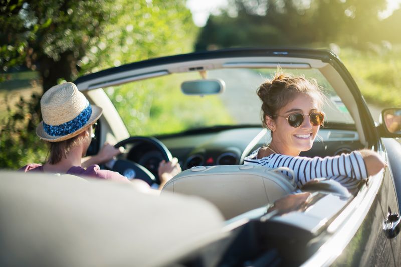 Was kostet der Führerschein? Zwei junge Menschen im Auto