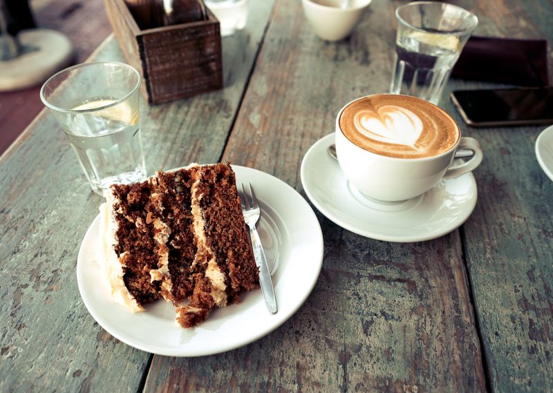 Cafés in der HafenCity: Tisch mit Torte und Kaffee