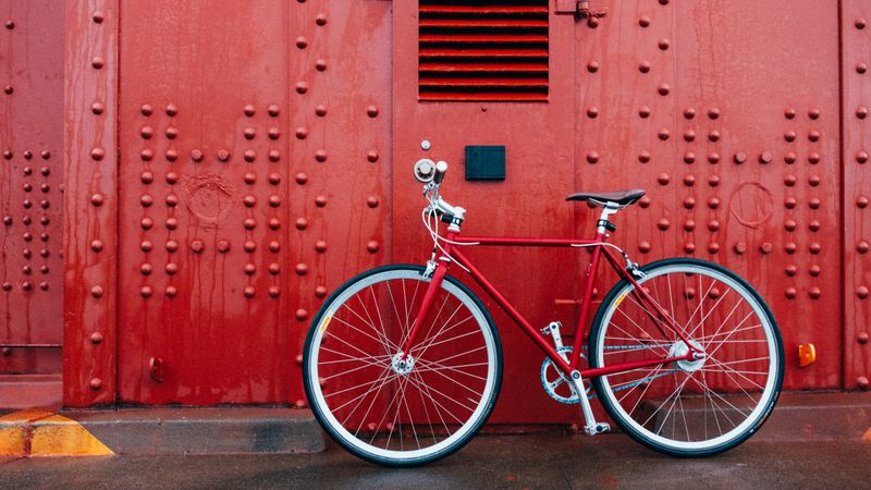 Fahrradverleih in Hamburg: Rotes Rennrad lehnt an Container