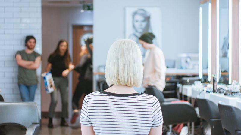 Friseur in Hamburg: Frau mit blondem Bob im Salon