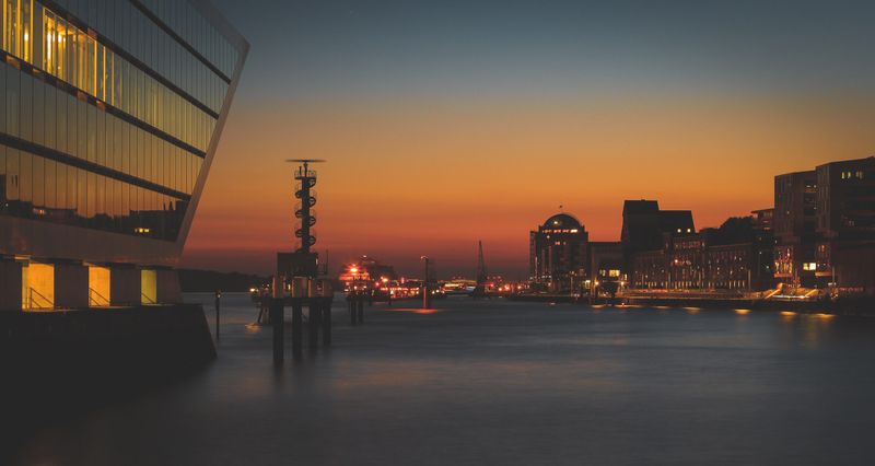 Sonnenuntergang am Fischmarkt mit dem Dockland links