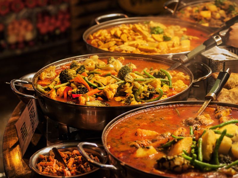 Indisches Restaurant in Hamburg: Drei große Töpfe mit verschiedenen Curry-Gerichten