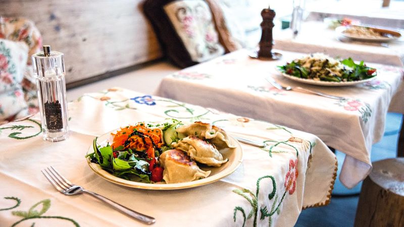 Gemütliche Restaurants in Hamburg: Essen auf einem Tisch