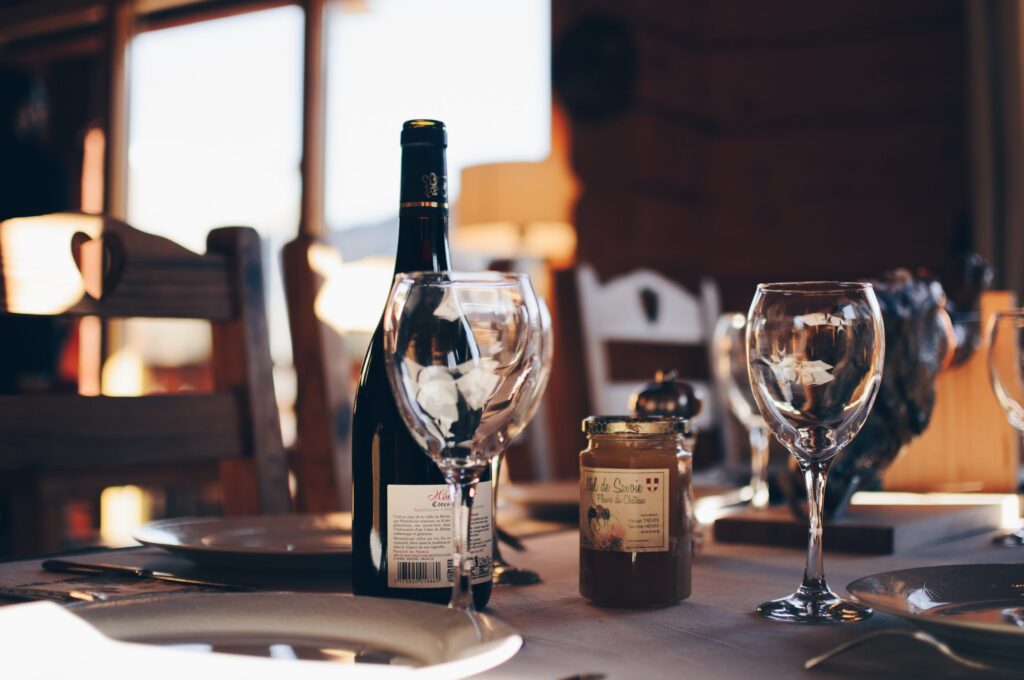 Romantische Restaurants in Hamburg: Gedeckter Tisch mit Wein und Gläsern om Abendlicht