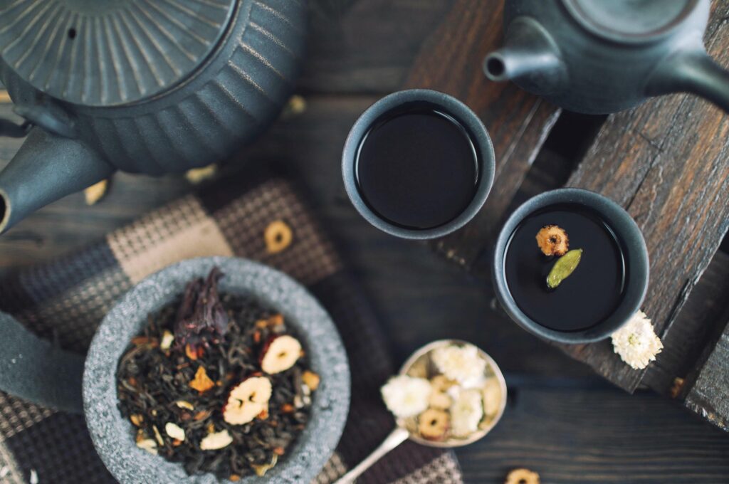 Teeläden in Hamburg: Tee und Porridge auf einem Holztisch