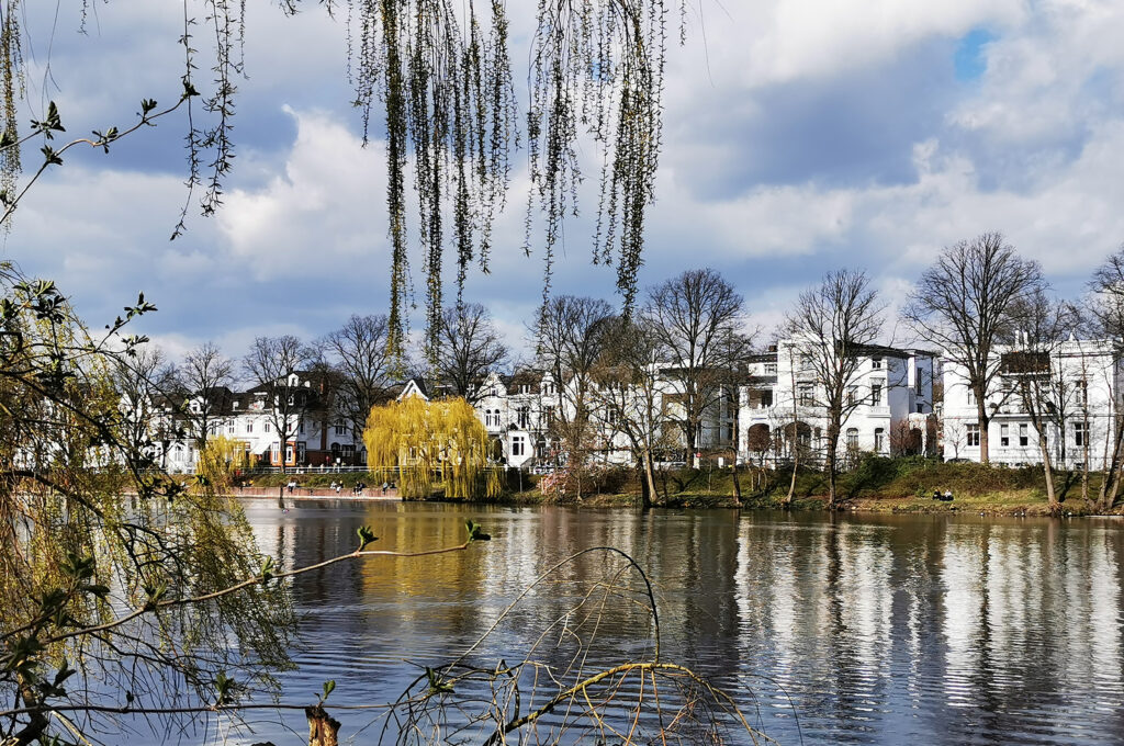 Blick auf Villen am Alsterufer vom Eichenpark