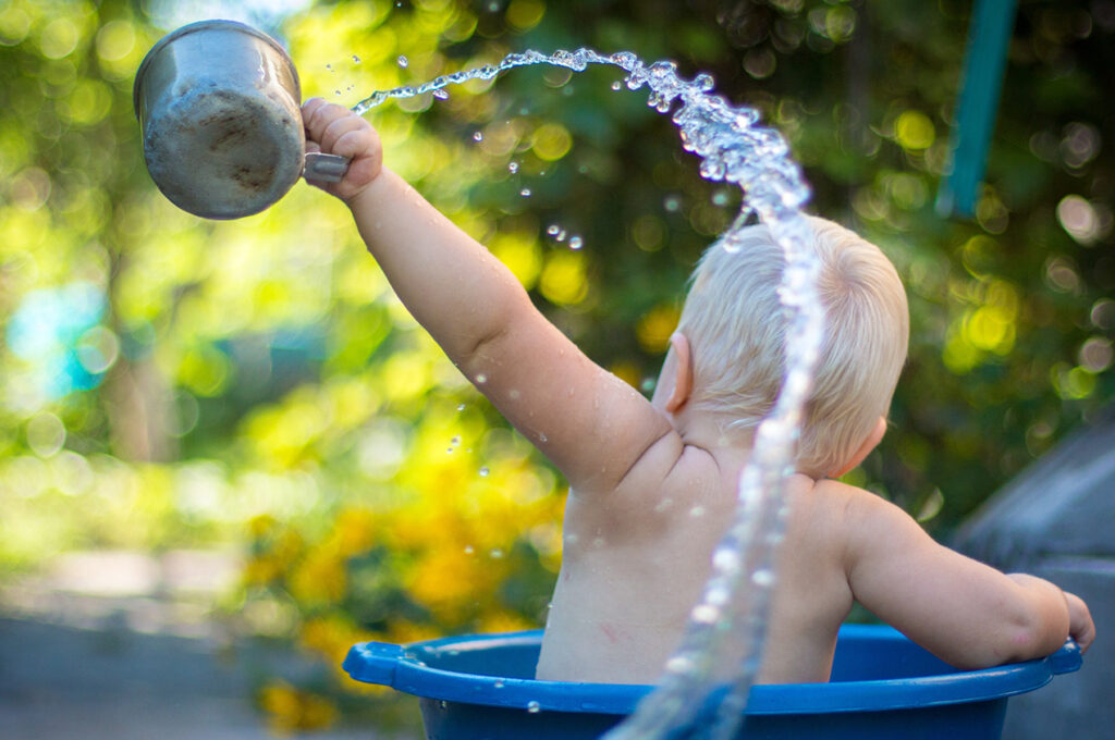 Baby spielt mit Wasser