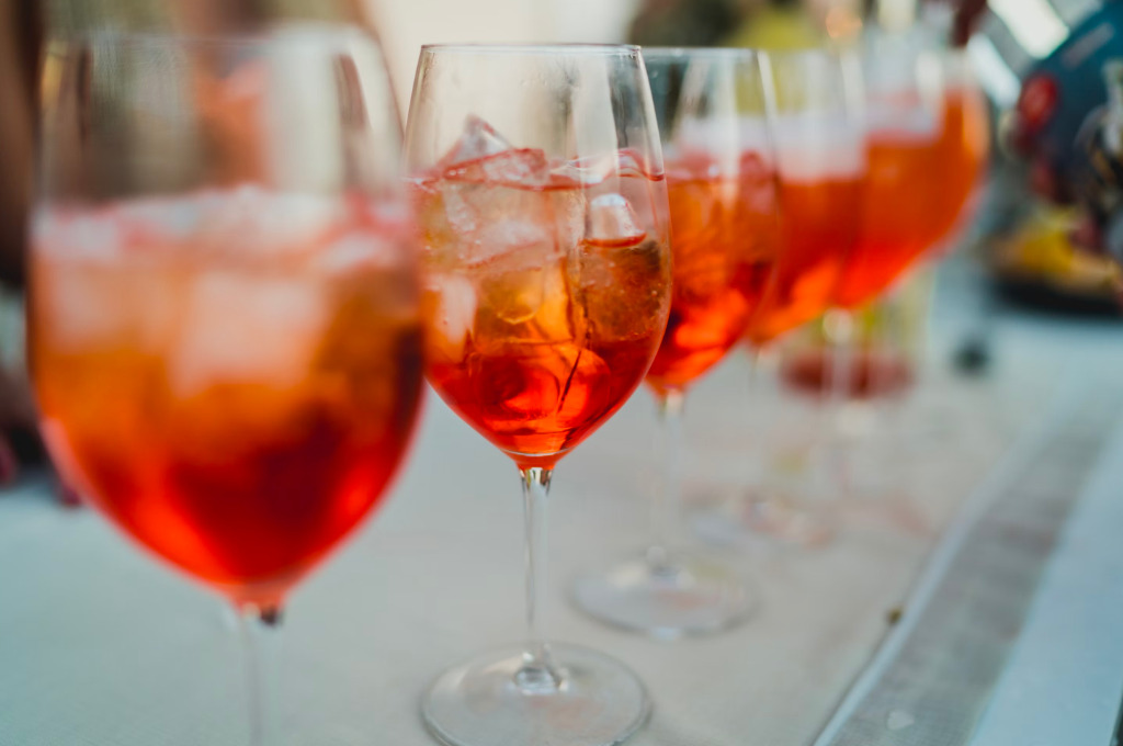 Aperol Spritz in Hamburg, mehrere Aperols nebeneinander