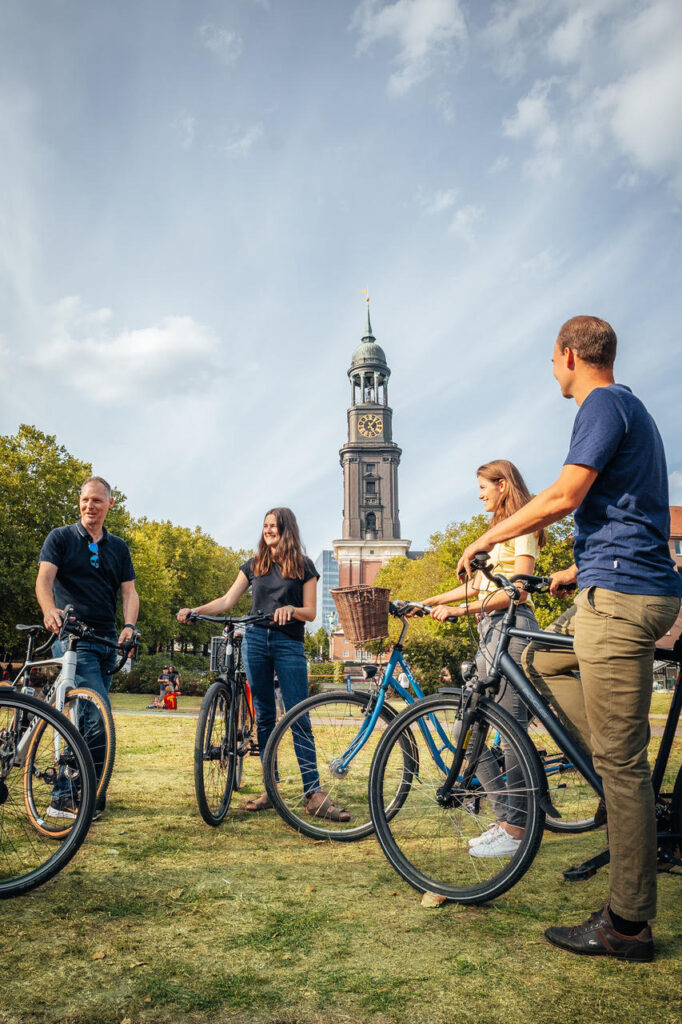 Leihfahrräder vor dem Hamburger Michel