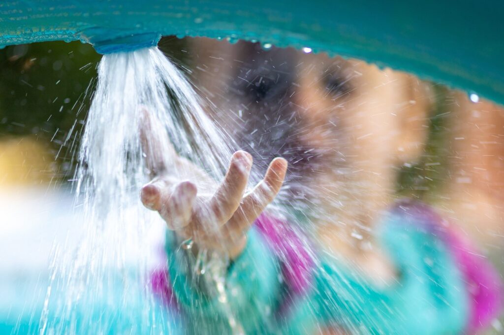 Erlebnisbäder für Kinder in Hamburg: Kind spielt mit Wasser