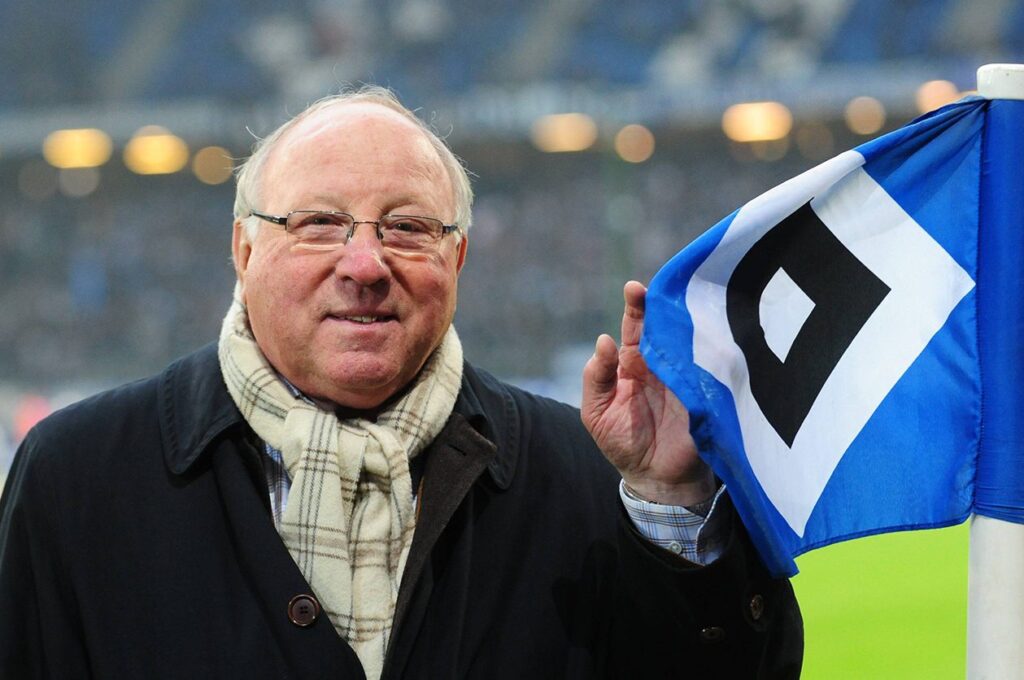 Uwe Seeler mit HSV-Fahne in der Imtech Arena Hamburg