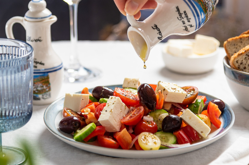 Griechen in Bergedorf: Salat auf einem Tisch
