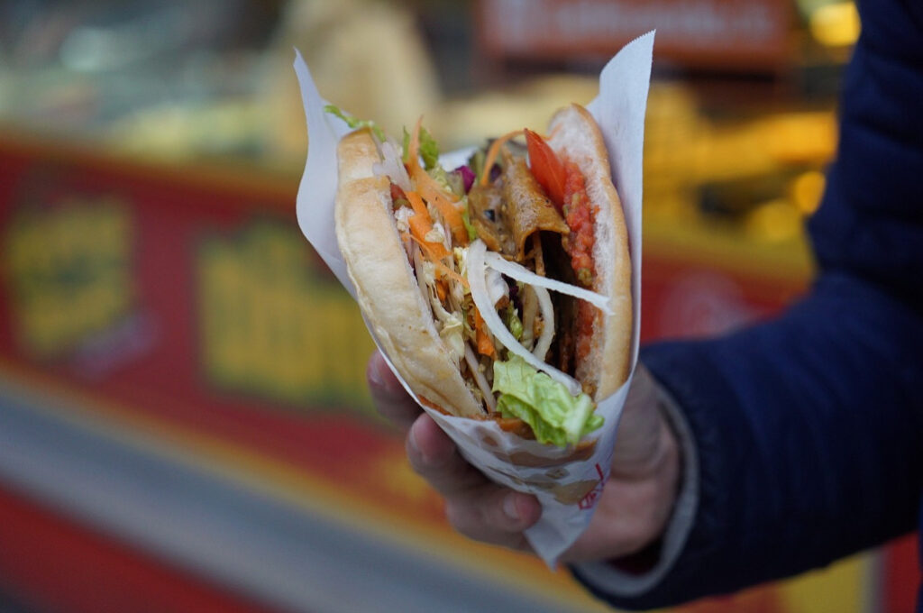 Veganer Döner in Hamburg. Türkische Restaurants Hamburg. Döner in Hand.