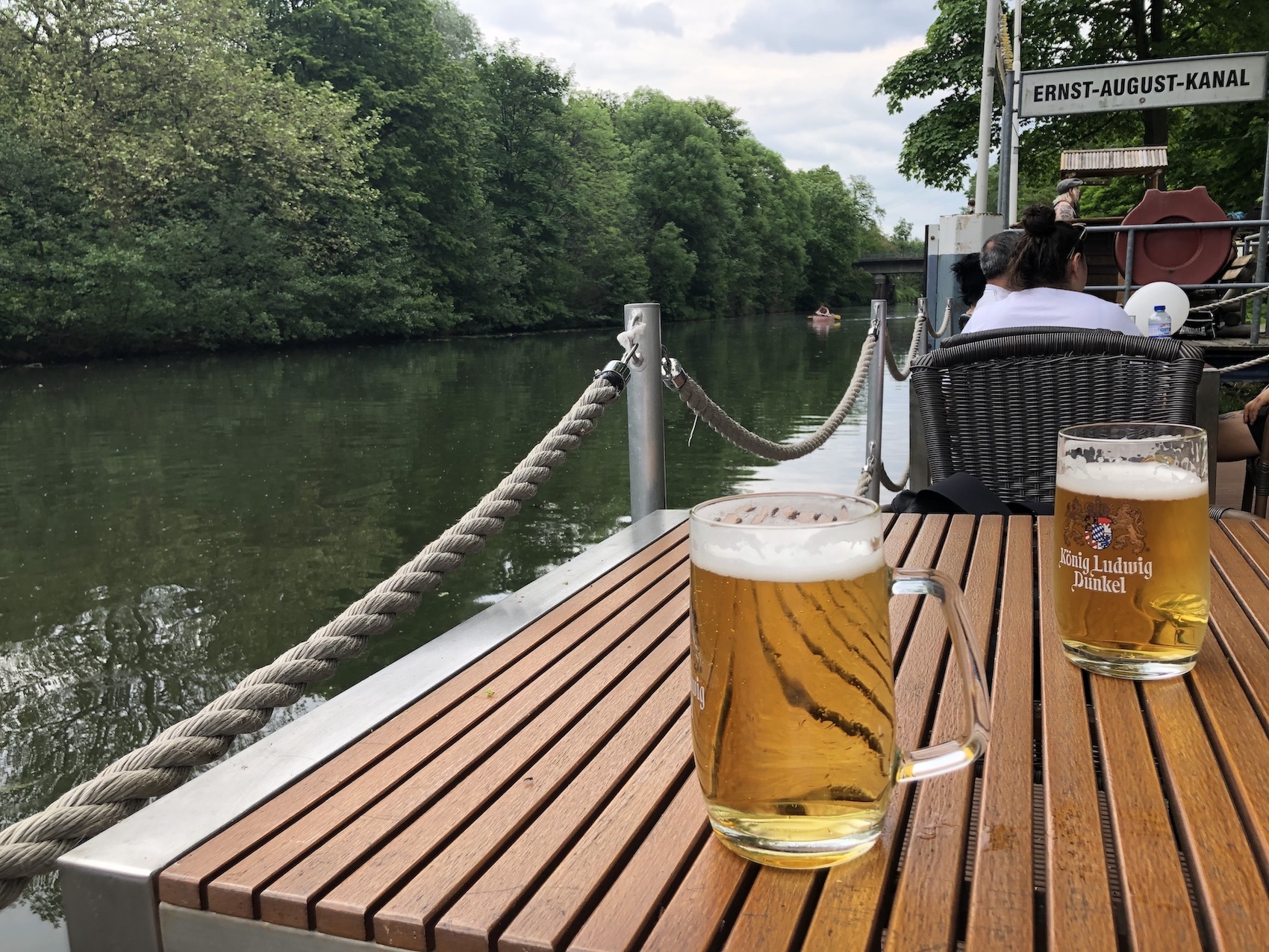 Großes Bier im Biergarten zum Anleger