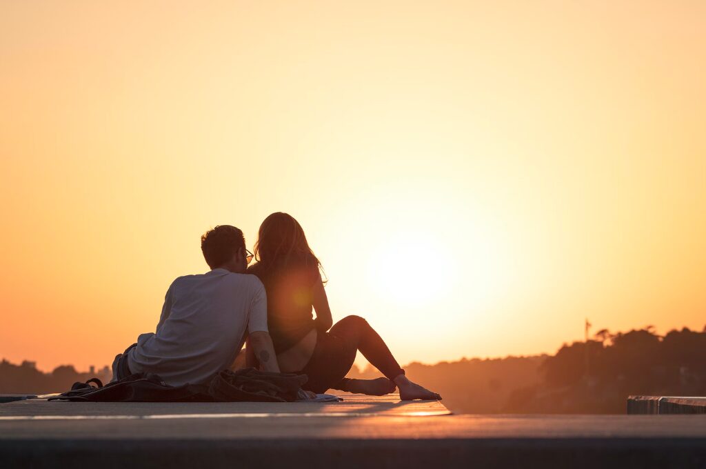 Erstes Date in Hamburg, Paar im Sonnenuntergang