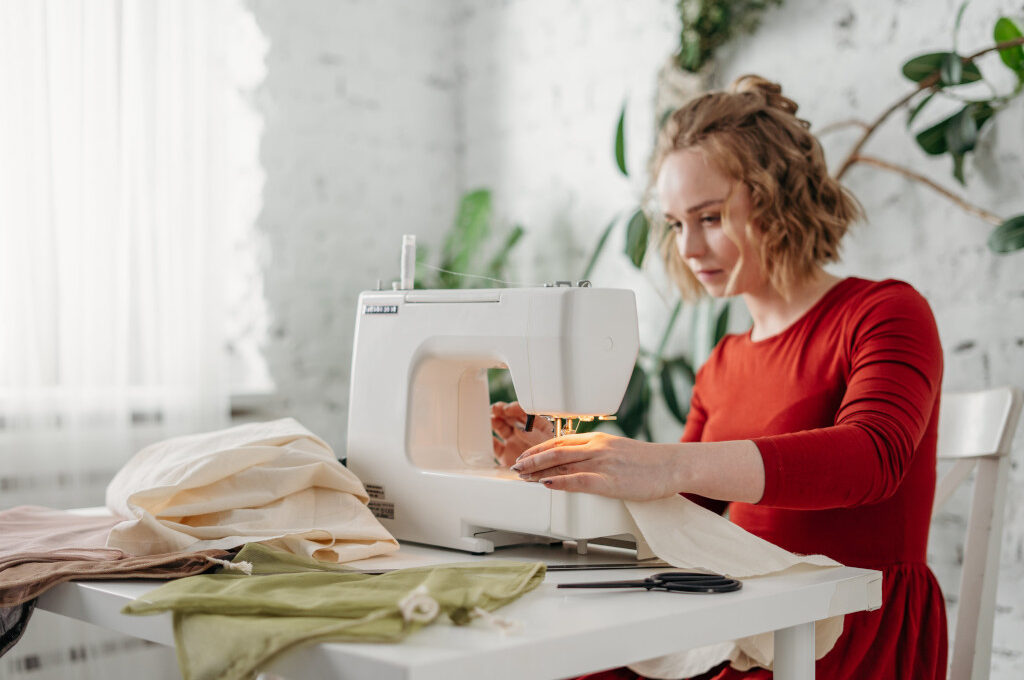 Modelabels aus Hamburg. Designerin an Nähmaschine