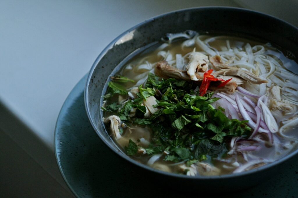 Vietnamesische in Hamburg: Klassische Pho-Suppe in Keramik-Schale