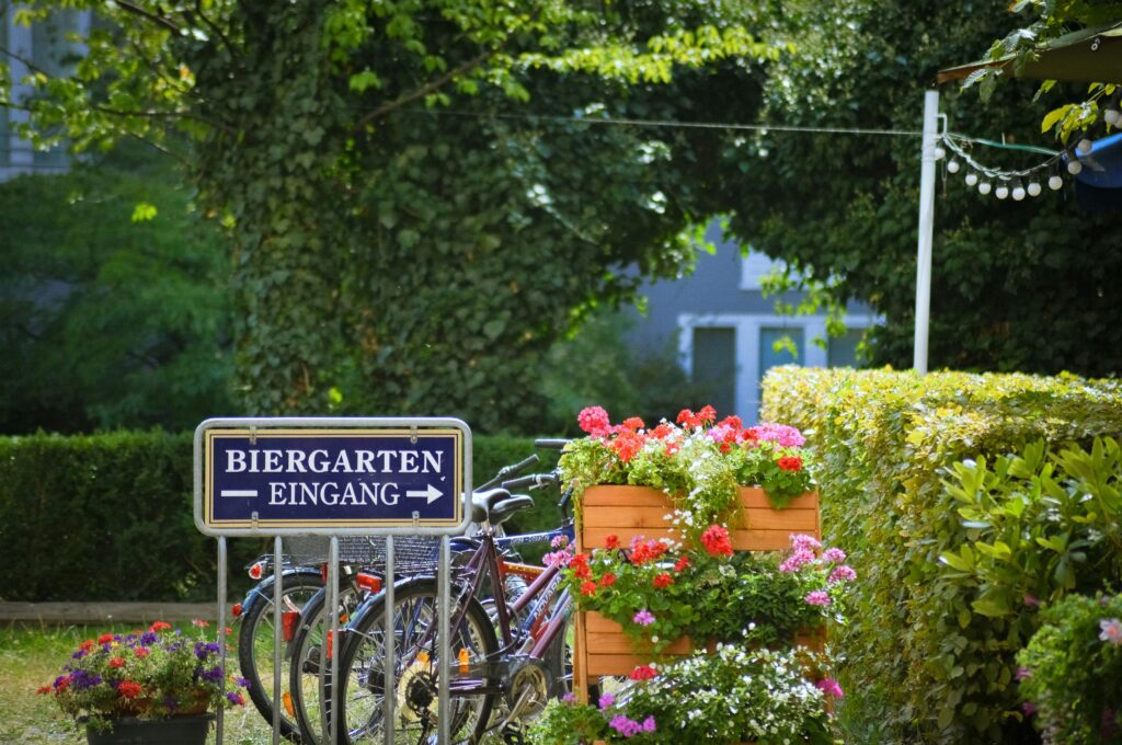 Biergarten in Hamburg: Schild mit Aufschrift "Biergarten Eingang"