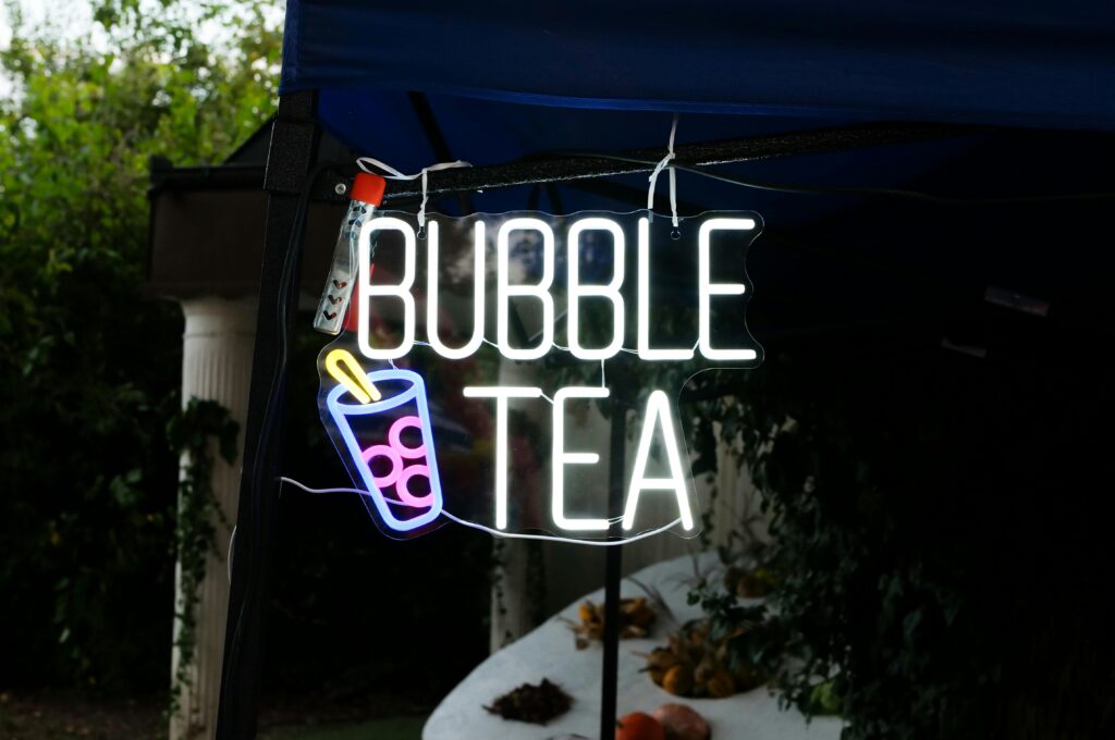 Bubble Tea in Hamburg. Leuchtschild mit „Bubble Tea“-Schriftzug