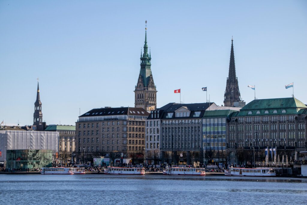 Restaurants in der Hamburger Innenstadt: Blick von der Binnenalster auf die Innenstadt