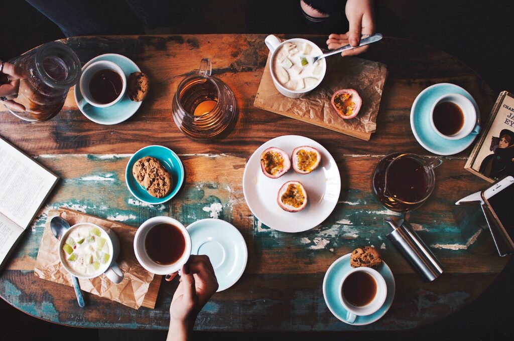 Cafés in der Hafencity, Kaffees auf dem Tisch