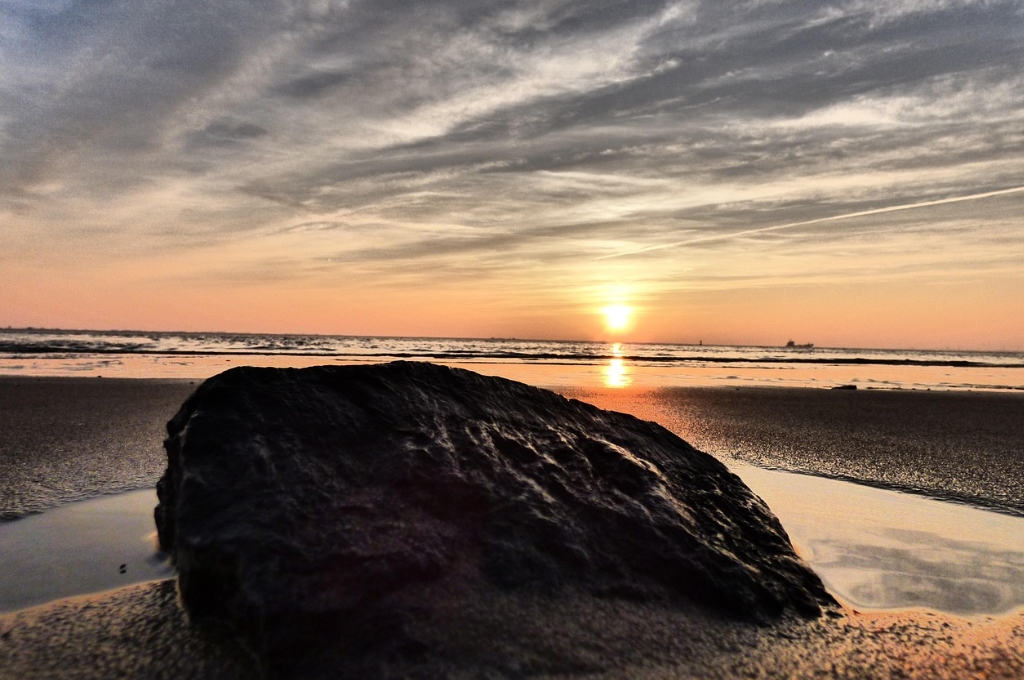 Elbstrand bei Sonnenuntergang, Stein im Fokus