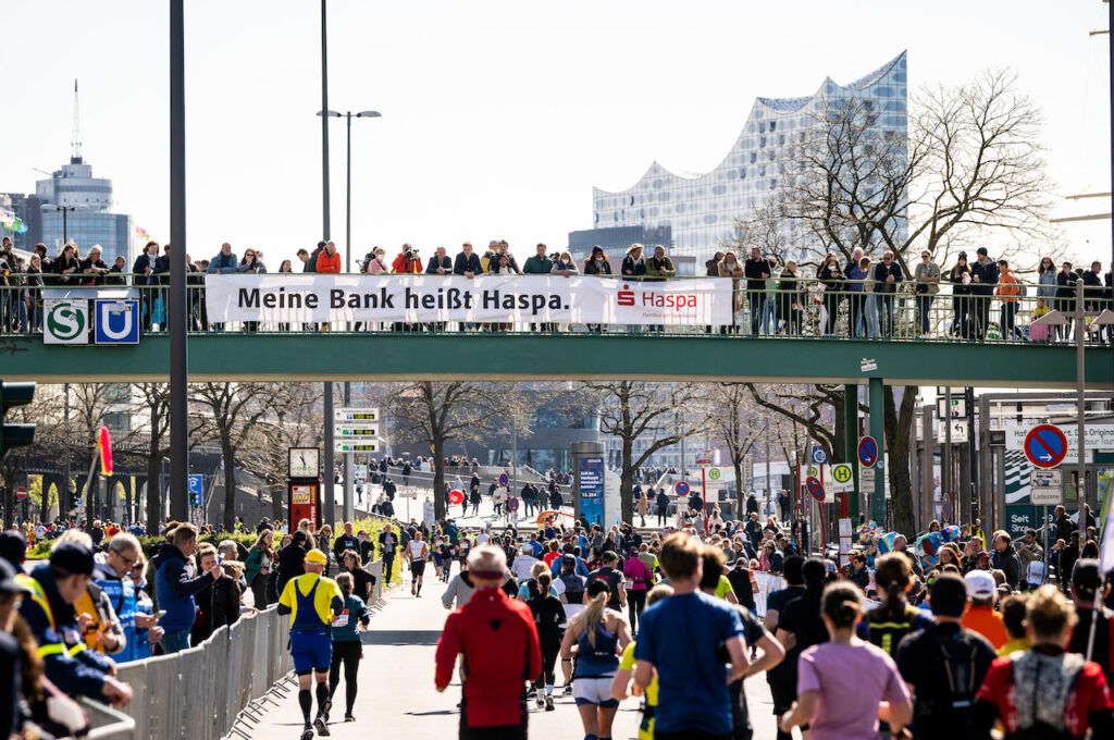 Highlight im Hamburger Sportkalender: Läufer:innen und Zuschauer:innen beim Haspa Marathon 2022 auf Höhe der Elphi