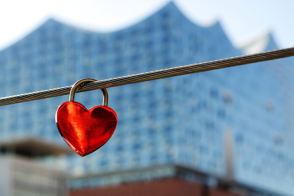 Rotes Liebesschloss mit Elbphilharmonie im Hintergrund