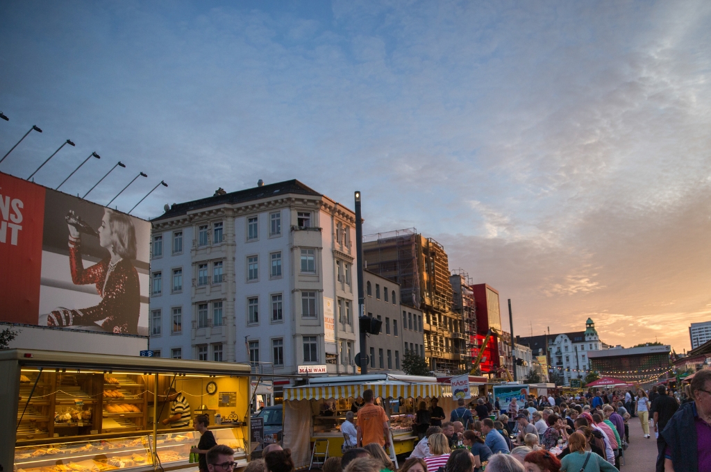 St Pauli Nachtmarkt mit Sonnenuntergang im Hintergrund