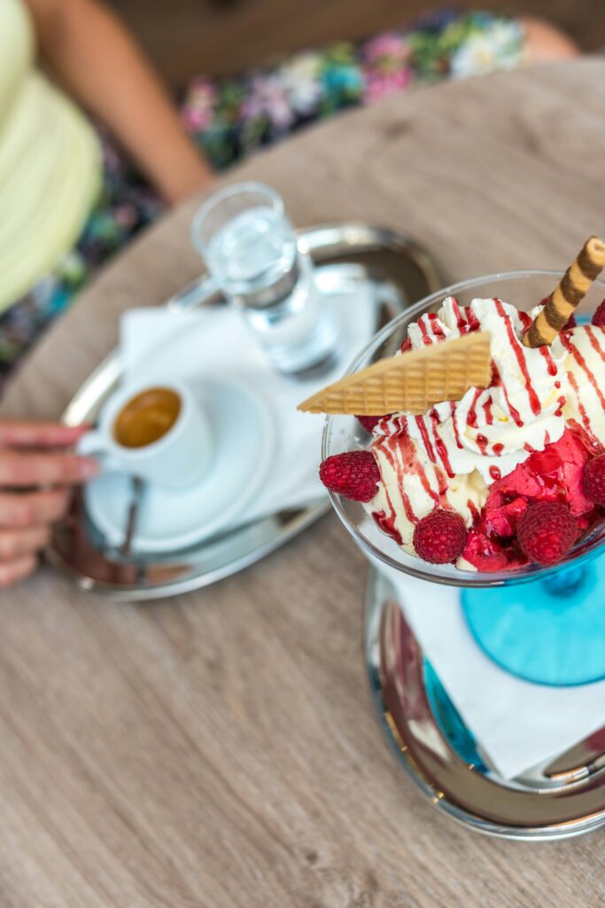 Eis in Hamburg: Eis-Becher und Kaffee auf einem Tisch