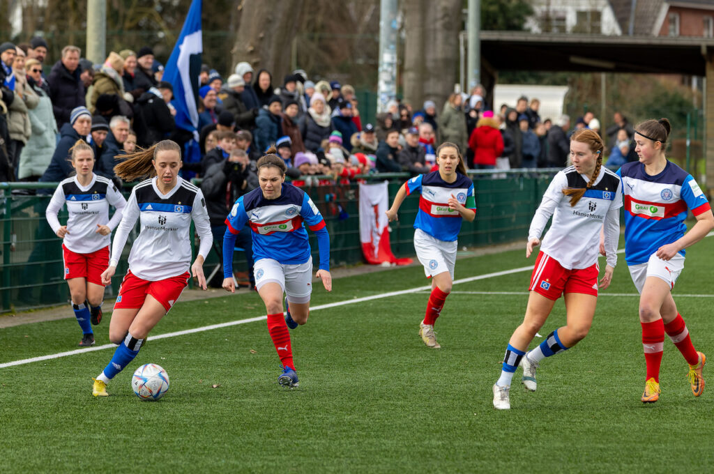 Die 2. Fußball-Frauenmannschaft des HSV beim Spiel