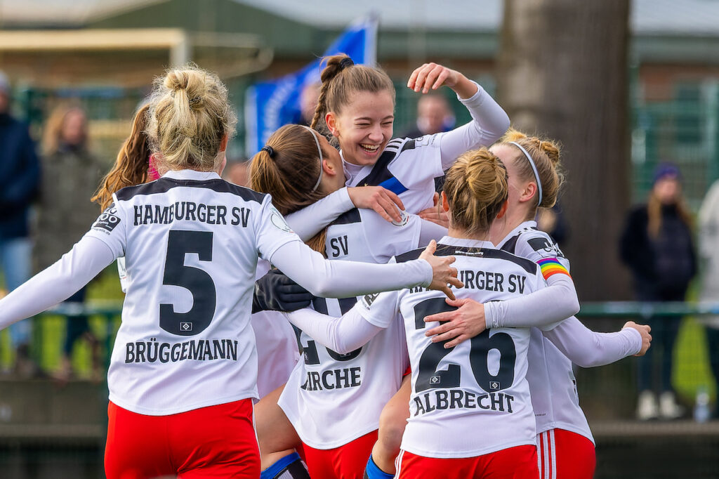 HSV-Frauen: Fußballspielerinne jubeln