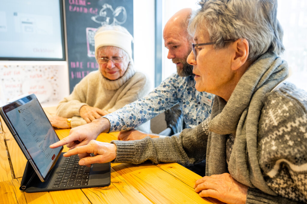 Senior:innen lernen das Online-Banking der Haspa kennen.