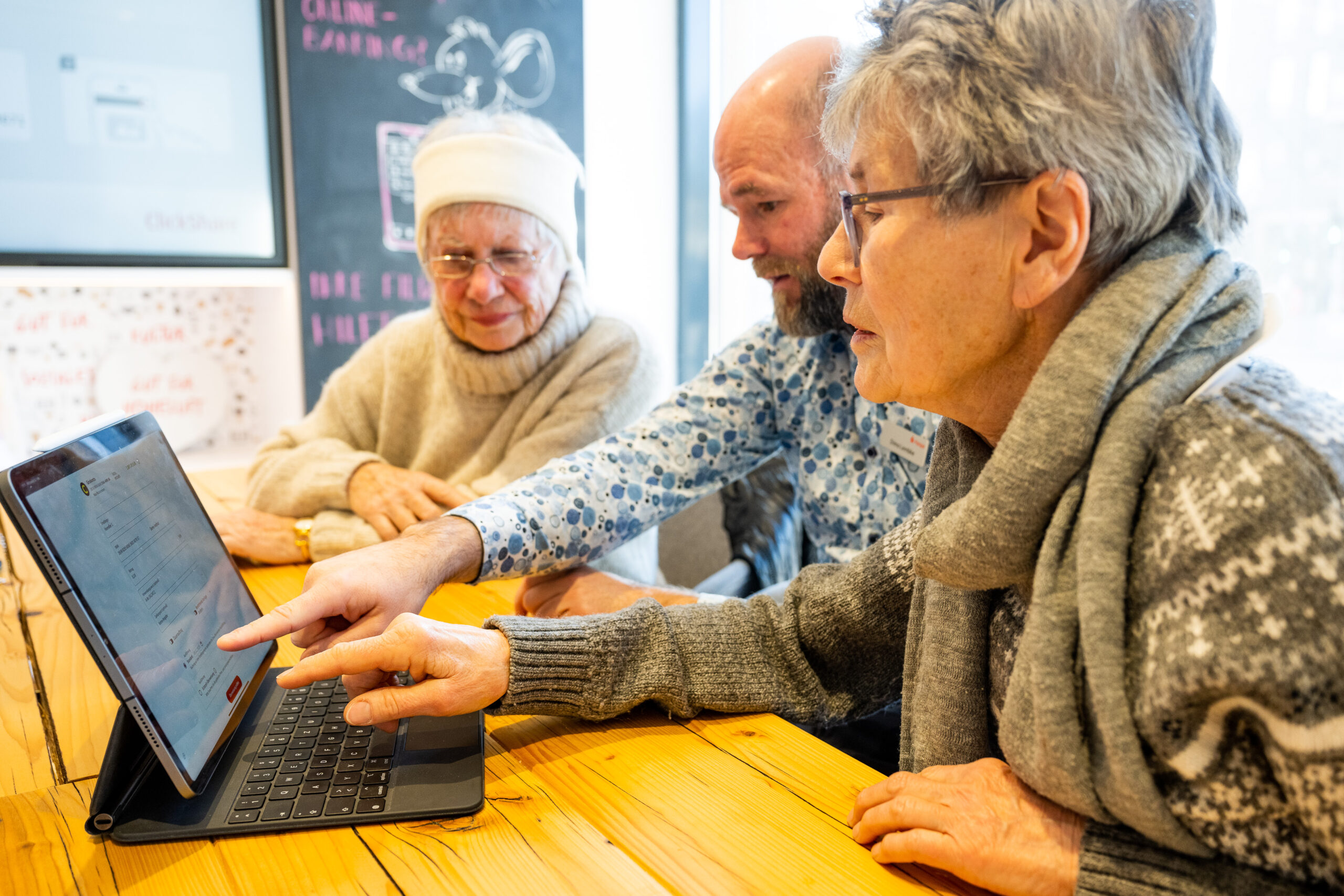 Senior:innen lernen das Online-Banking der Haspa kennen.