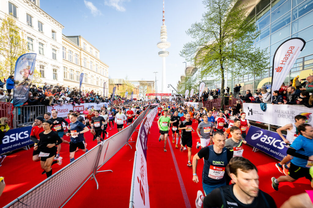 Haspa Marathon 2022: Läufer auf der Zielgeraden