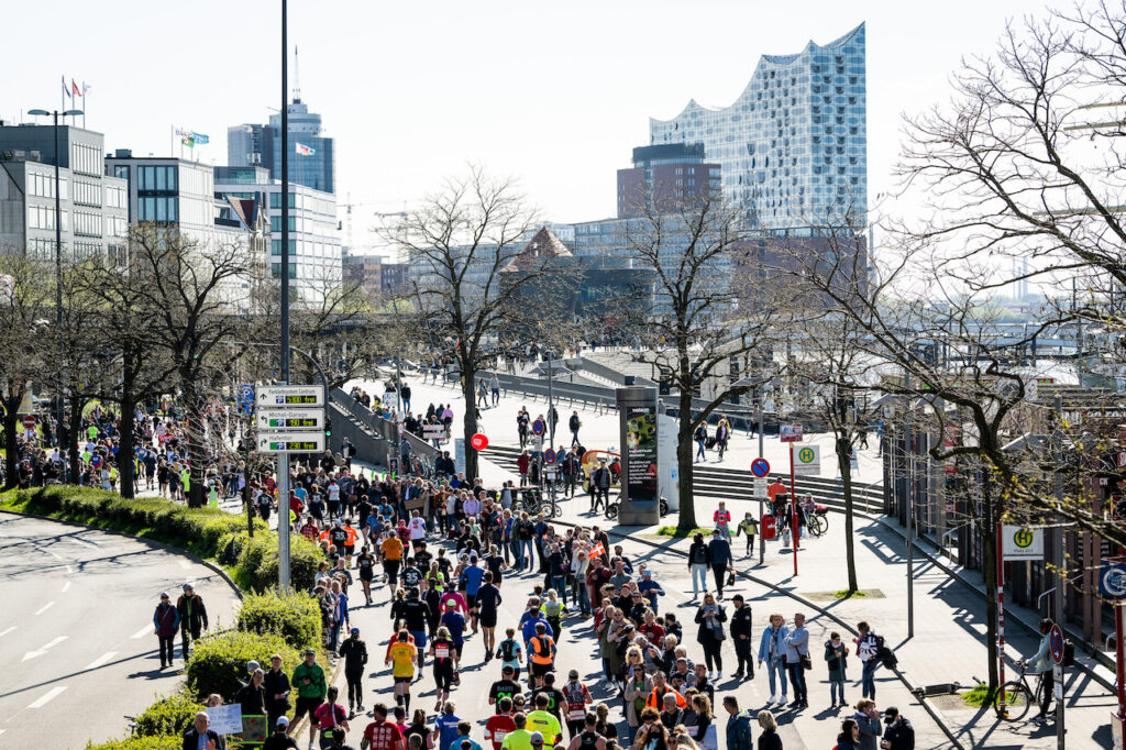 Haspa Marathon Verpflegung, Verkehr & Co: Laufende des Haspa Marathon 2022 an den Landungsbrücken