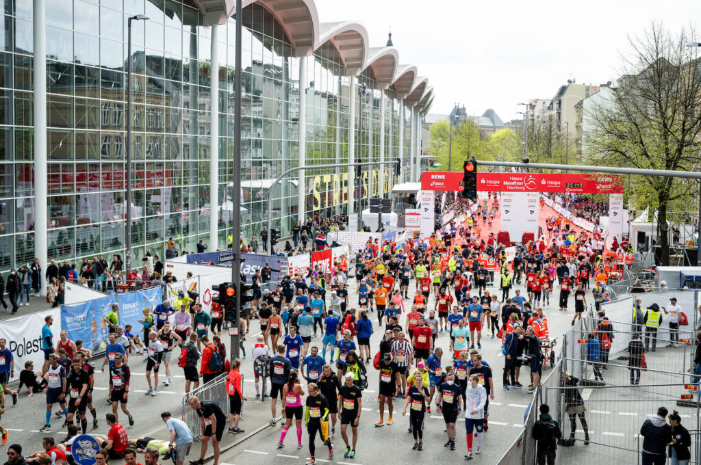 Haspa Marathon Strecke: Laufende hinter der Ziellinie beim Haspa Marathon 2022