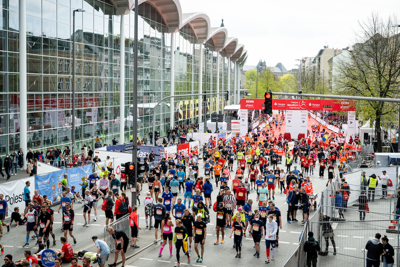 Haspa Marathon Strecke: Laufende hinter der Ziellinie beim Haspa Marathon 2022