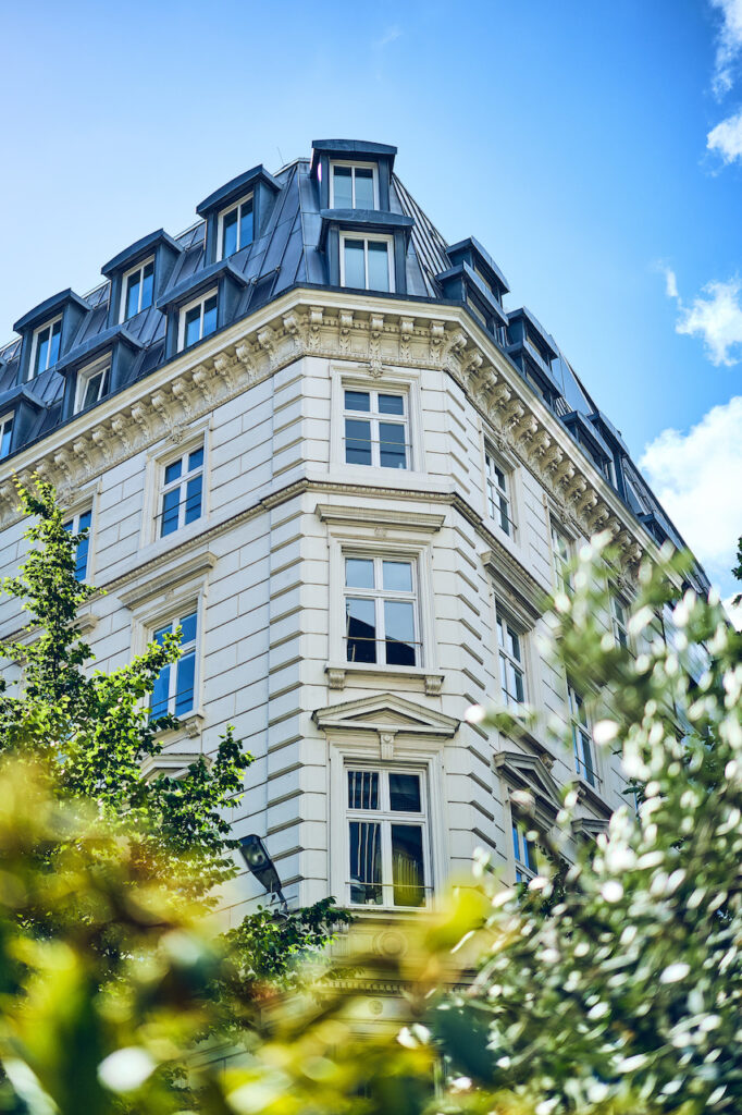 Weißer Altbau in Hamburg