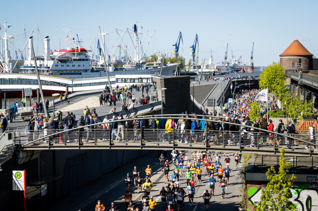 Läufer beim Haspa Marathon an den Landungsbrücken