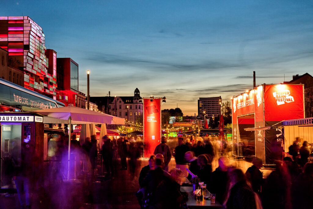 Reeperbahn Festival: Spielbudenplatz bei Dämmerung