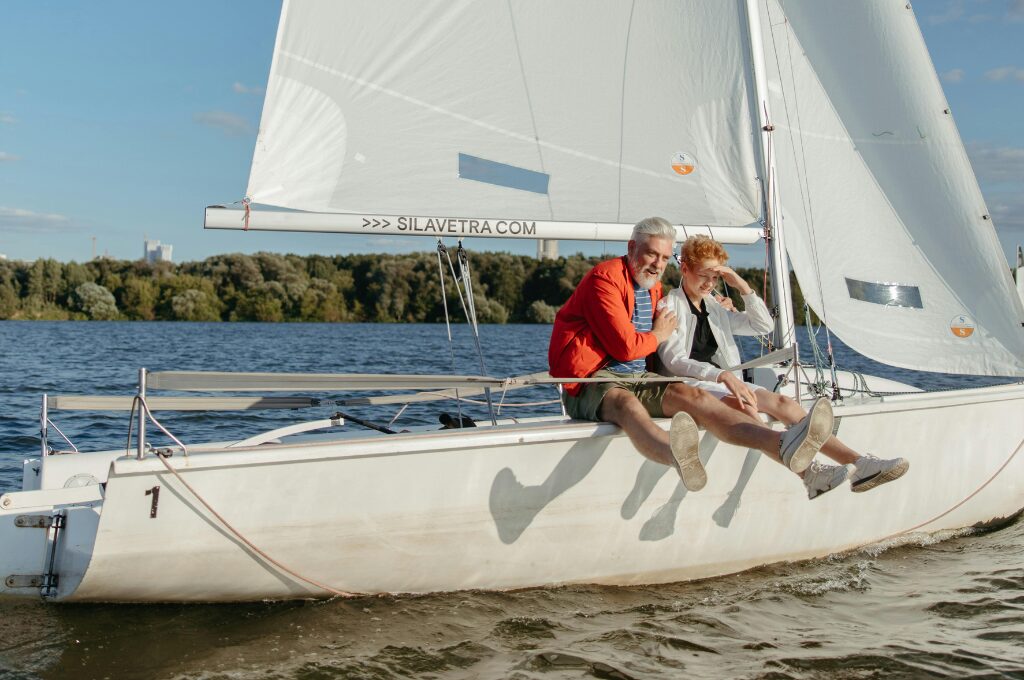 Vatertag in Hamburg, Vater mit Sohn auf einem Segelboot