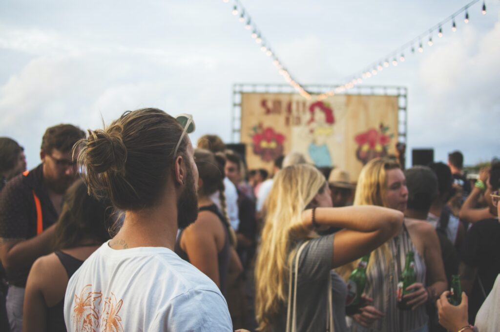 Feiernde Menschen auf einem Festival